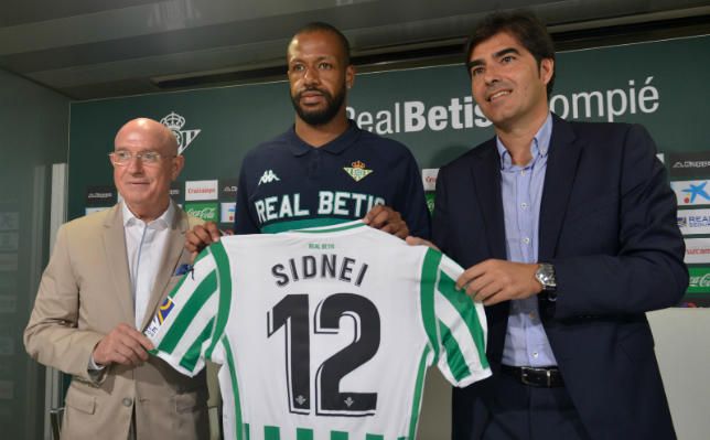 Sidnei: "Me siento cómodo en la defensa de tres"