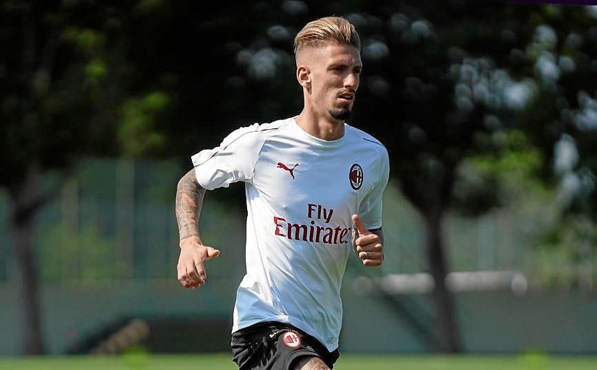 El Milan anuncia los fichajes Samu Castillejo y de Laxalt