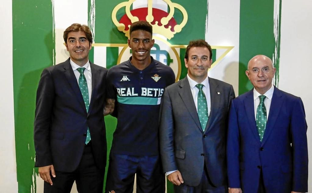 Junior: "Firmar este contrato es un orgullo para mí y mi familia"