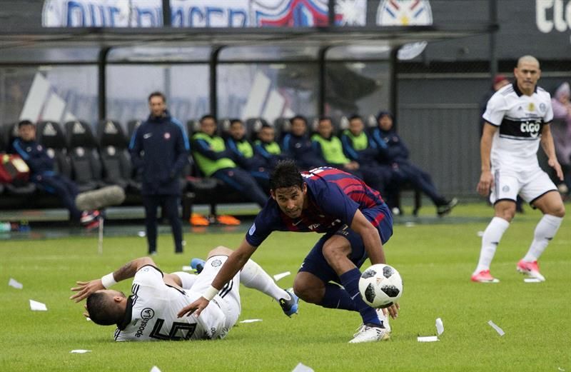 Olimpia gana a Cerro Porteño en el clásico paraguayo y toma el liderato