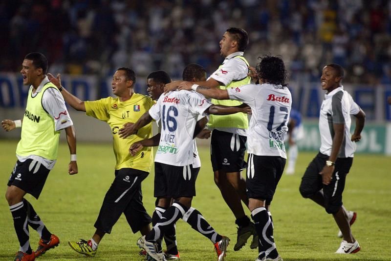 Once Caldas destrona a Equidad del liderato de la Liga de fútbol en Colombia