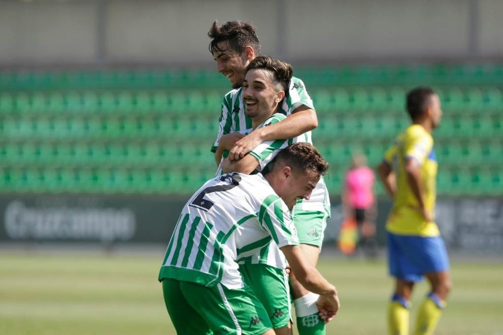 Betis Deportivo 3-0 Conil: Rober lidera la goleada bética