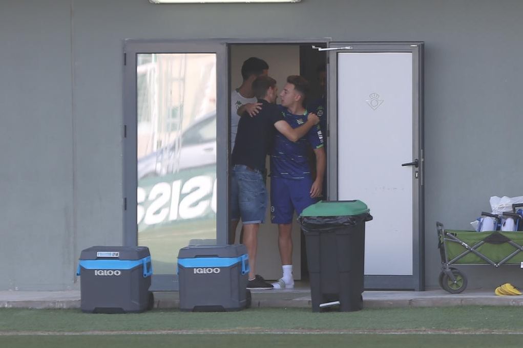 Brasanac se despide de sus compañeros antes de partir a Vitoria