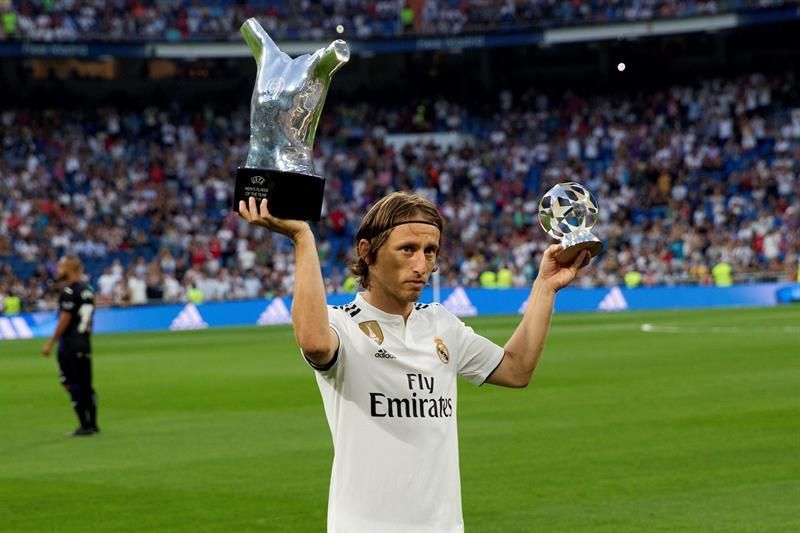 Modric, Ramos y Navas ofrecen sus premios de la UEFA a los madridistas