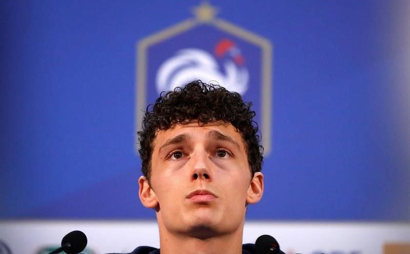 El campeón del mundo Pavard desmiente tener un acuerdo con el Bayern