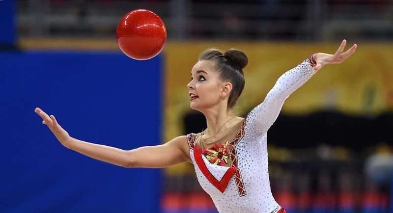 La rusa Dina Averina acapara los dos primeros oros en Sofía