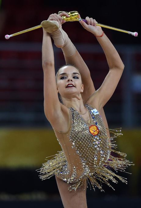 Dina Averina también lidera en mazas y el concurso completo