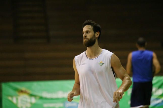 Pablo Almazán sufre una rotura de fibras en el bíceps femoral derecho