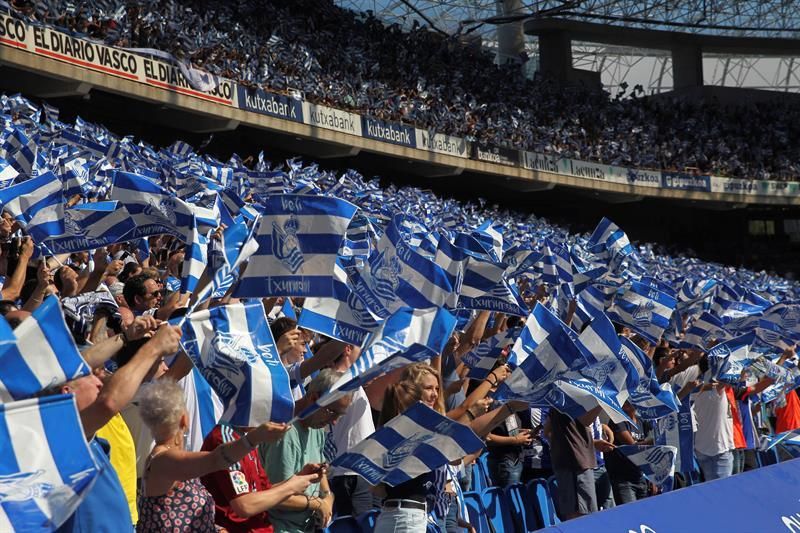 Agirretxe anota el 'primer gol' del nuevo Anoeta y recibe su despedida soñada