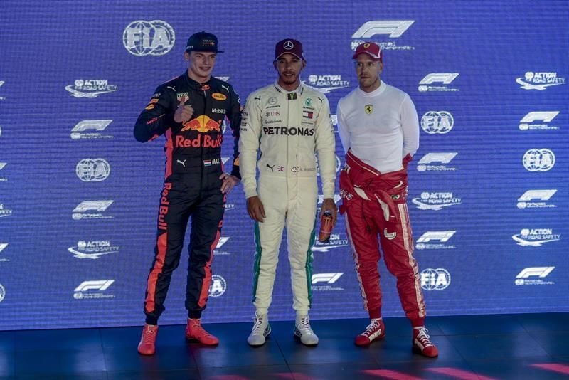 Hamilton voló con su Mercedes y saldrá desde la 'pole' en Singapur