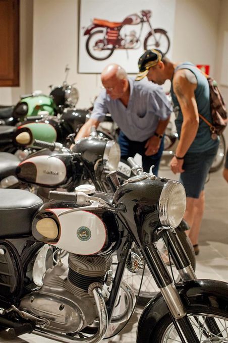 Las históricas motocicletas Derbi, reunidas en una exposición en Platja d'Aro