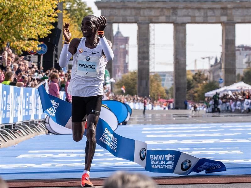 Kipchoge gana el maratón de Berlín con un sensacional récord mundial de 2h.01:39