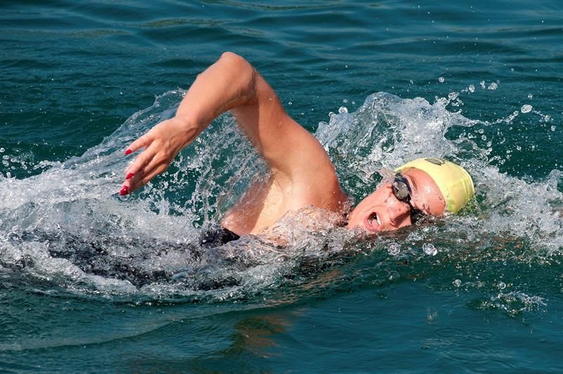 Mireia Belmonte acaba segunda en una Travesía al Lago de Banyoles de récord