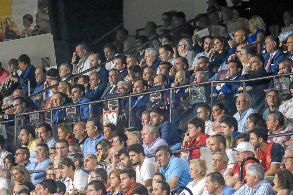 La grada apunta al palco