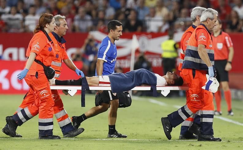 Cuatro lesiones óseas en un mes merman al Sevilla en un exigente calendario