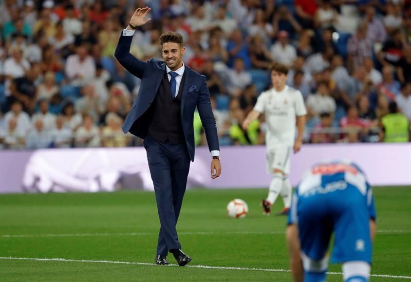 Carlos Garrote,campeón Mundial piragüismo hace saque de honor en el Bernabéu