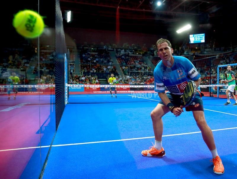 Paquito Navarro sufre cortes al romper con la espalda un cristal de la pista