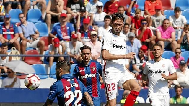 El Sevilla gana como un grande, pero juega...