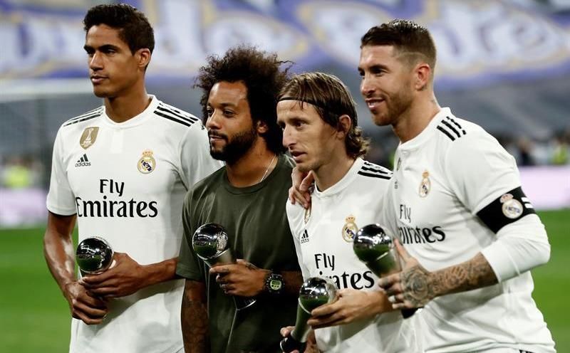 El Bernabéu homenajea a sus jugadores premiados por la FIFA