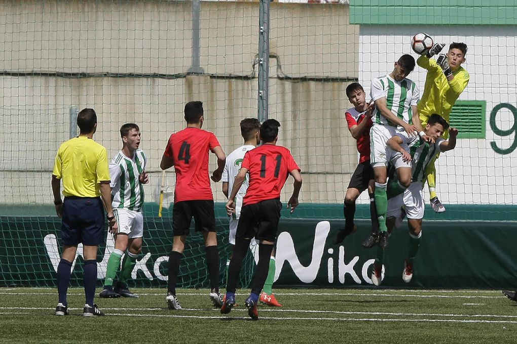 Suspendido el Recre-Betis cadete tras ser evacuado un jugador bético, conmocionado por un choque