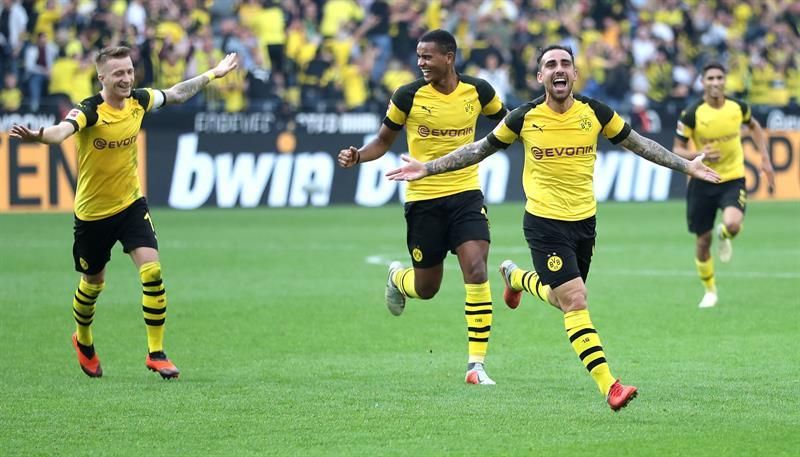 Paco Alcácer, tres goles en 35 minutos para mantener líder al Dortmund