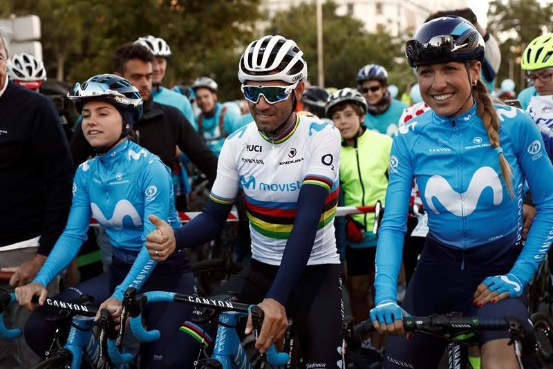 Alejandro Valverde estrena el maillot arcoíris por las calles de Madrid