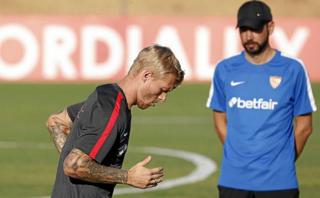 Kjaer: "No me sorprende ser líder, el Sevilla está jugando muy bien"