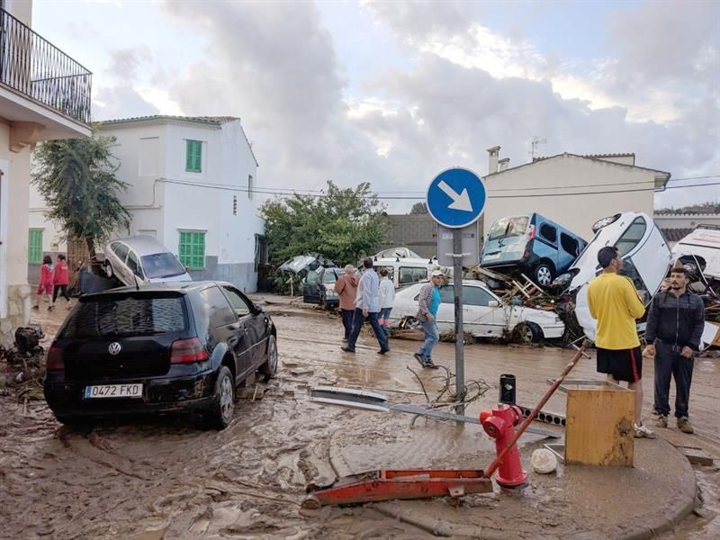 Nadal achica agua en las casas dañadas por la riada de Mallorca