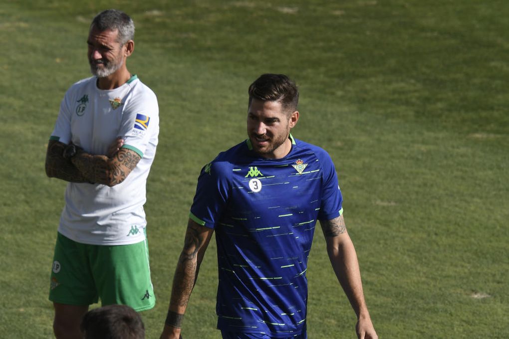 Javi García habla sobre la falta de minutos, jugar como central, los objetivos del Betis...