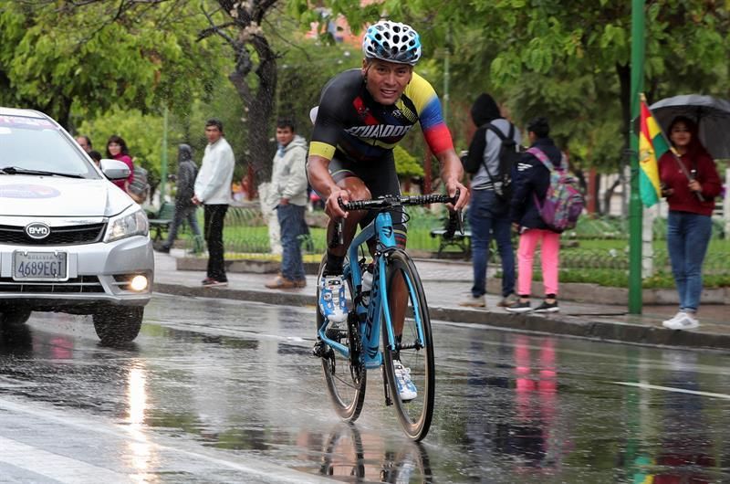 El local Jonathan Caicedo queda fuera de la Vuelta a Ecuador tras sufrir un aparatoso accidente