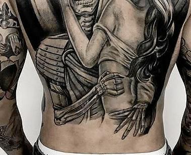 Tello presume de tatuaje y Bartra lo 'trolea'