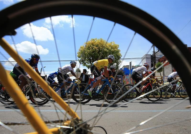 Sevilla gana, Chalapud y Guamá completan el podio de la Vuelta ciclística a Ecuador