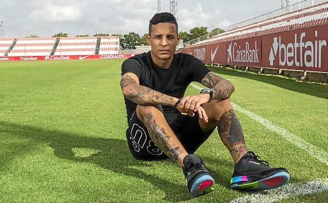 Arana: "Jugando en el Sevilla, el sueño de la selección está un poco más cerca"