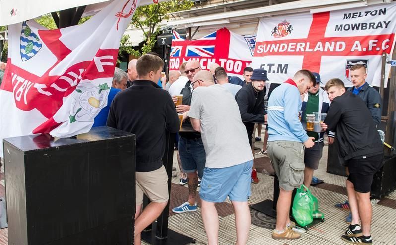 Desalojados varios bares de Sevilla para evitar incidentes con los aficionados ingleses