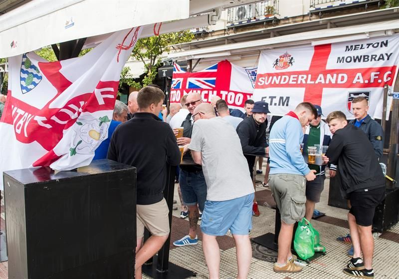 Desalojados varios bares de Sevilla para evitar incidentes con los aficionados ingleses