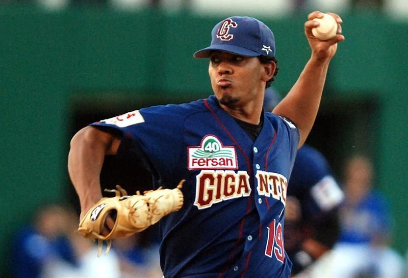 Gigantes y Toros logran victorias y comparten liderato en béisbol dominicano
