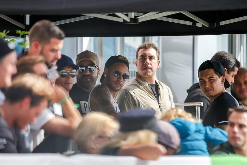 Neymar viaja a Portugal para apoyar al surfista brasileño Gabriel Medina