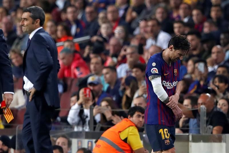 Messi se lesiona el brazo derecho y es sustituido en el minuto 26