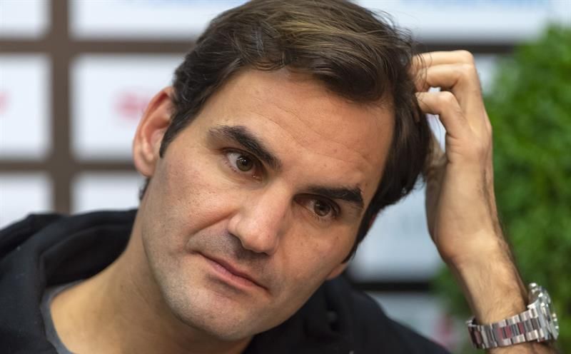 Federer admite que tiene problemas en la mano derecha desde la gira de hierba