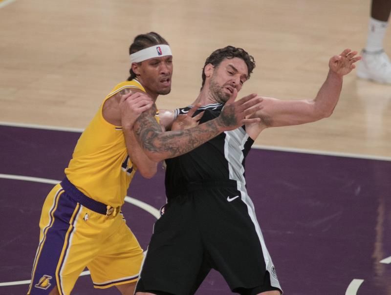 142-143. James falla el tiro de la victoria y los Lakers encajan la tercera derrota