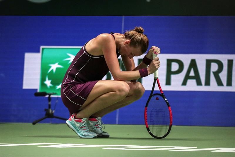 Wozniacki vence a Kvitova y se mantiene en la lucha