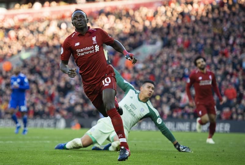 Salah y Mané guían al Liverpool al liderato en solitario