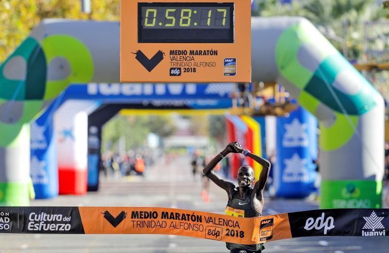 Kiptum bate el récord del mundo de medio maratón con un tiempo final de 58:18