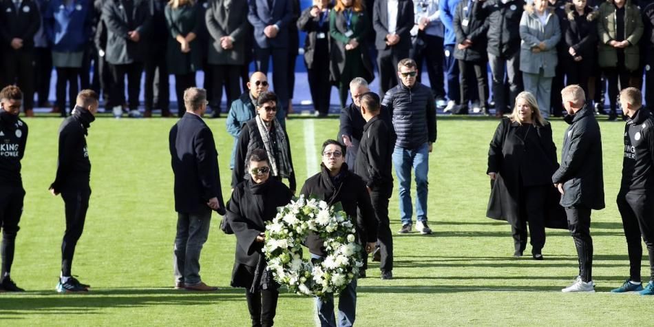 Jugadores y familia rinden homenaje al presidente del Leicester fallecido
