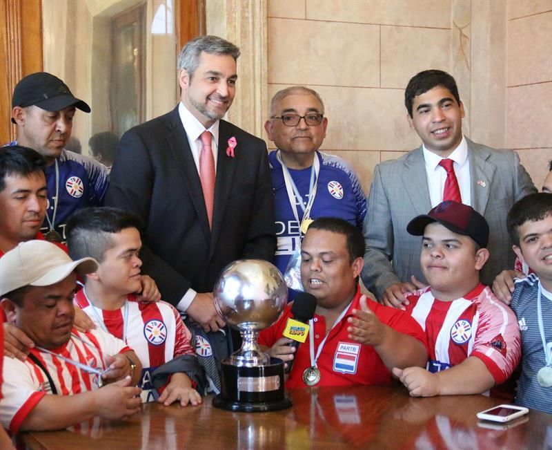 Los campeones de la Copa América de talla baja llevan su copa al presidente de Paraguay