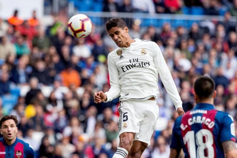 Varane sufre una lesión muscular en el aductor derecho