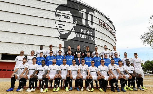 La imagen de Berruezo preside la foto oficial del Sevilla en la 18/19