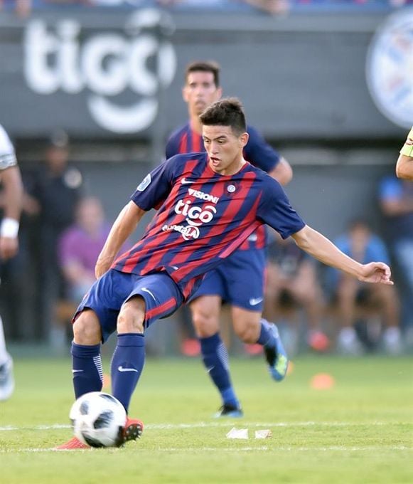 El fútbol paraguayo se rinde ante Fernando Ovelar, precoz estrella de 14 años