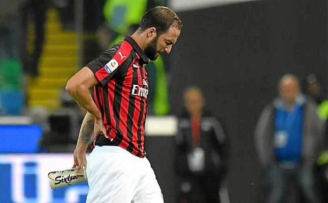 Higuaín, con un ojo en el partido frente al Betis y otro en la Juve