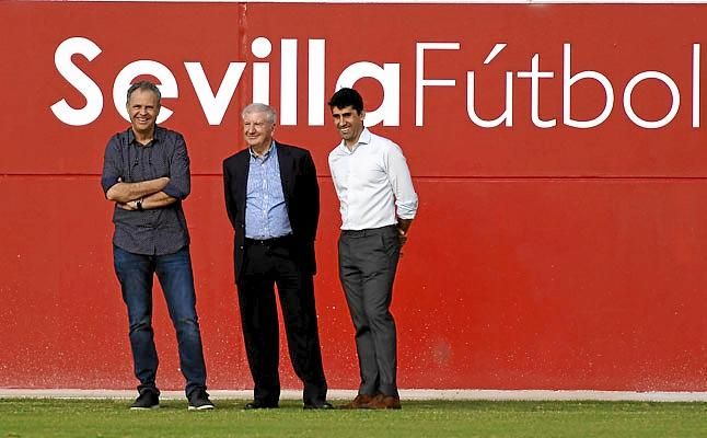 El Sevilla FC busca central y delantero para enero
